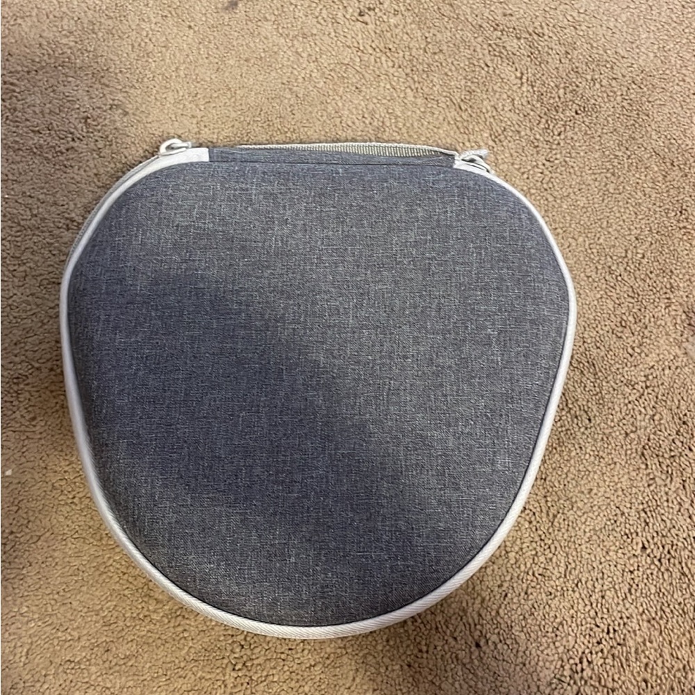 Never used APPLE headphones CASE